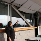Pla general d'una treballadora mostrant els danys al sostre d'un bar de la Canonja situat a la N-340.