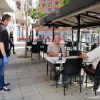 El propietari del bar restaurant Casa Matías de Tarragona enraonant amb els primers clients que té a la terrasa amb motiu del pas a la fase 1.