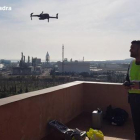 Imagen de los mossos explorando con drones la zona de la explosión.