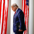 El president sortint dels Estats Units, Donald Trump, capcot en la seva primera compareixença en vuit dies després de les eleccions