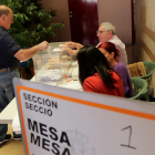 Un home votant al col·legi electoral de l'Ajuntament d'Alcanar. Imatge del 28 d'abril de 2019