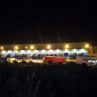 Camiones cargando de noche a la empresa Essity.