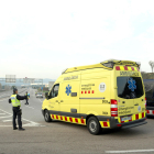 Control d'accés a Igualada amb una ambulància entrant a la zona.