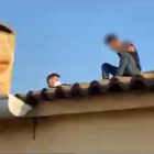 Imatge del moment en el què un agent fa baixar d'una teulada a un dels joves
