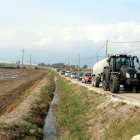 Els vehicles que han fet una marxa lenta per denunciar la precarietat i la perillositat de la carretera entre Poble Nou del Delta i Sant Carles de la Ràpita