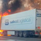 Imatge del camió incendiat.