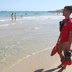Un socorrista de la Creu Roja, vigilant la platja de l'Arrabassada de Tarragona.