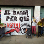 Veïns davant del local ocupat a la plaça de Santa Madrona, al barri del Poble Sec de Barcelona