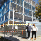 Noèlia Garcia i Roser Barrio, ahir davant l'edifici en construcció del CPO, on es posaran nous fanals.