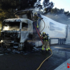 Imagen del camión afectado por el incendio, en la AP-7.