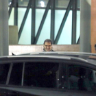 Jordi Cuixart en el moment de pujar a un vehicle per marxar de la presó de Lledoners.