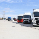 Diversos vehicles pesants aparcats al polígon Riu Clar de Tarragona.