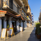 Imatge del carrer Trafalgar del barri del Serrallo, on es troben la majoria de restaurants.