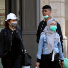 Ciutadans passejant pels carrers del centre de Barcelona amb mascaretes