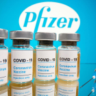 Vials amb l'etiqueta «COVID-19 / vacuna contra el coronavirus / només per injecció» i una xeringa mèdica davant del logotip de Pfizer.