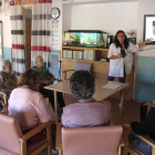 un grupo de usuarios del centro de día de la Fundación Sant Hospital de la Seu d'Urgell llevando a cabo un taller de reminiscencia