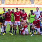 Los futbolistas del Nàstic celebran el triunfo sobre el césped.