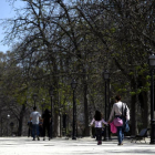 Una mare camina amb la seva filla per un parc de Madrid