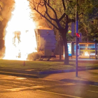 Imatge del camió incendiat a l'avinguda Marià Fortuny.