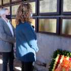 La consellera Ester Capella y el delegado del Gobierno en el Ebro, Xavier Pallarés, mirando la nueva placa del Memorial de las Camposines.