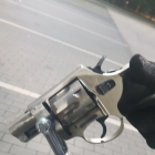 L'arma tipus revòlver que els agents van localitzar al cotxe del detingut.
