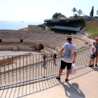 Turistes fent-se fotografies a l'interior de l'amfiteatre de Tarragona abans del tancament provisional, el 27 de setembre del 2019.