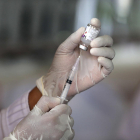 Centenares de miles de chinos ya habrían recibido vacunas experimentales.