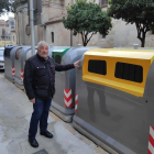 Antoni López membre de la junta govern del Consell Comarcal del Tarragonès amb els nous contenidors a Tarragona.
