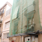 En edificio ocupado en el centro histórico de Reus, en la calle de Vallroquetes, en un estado mucho deteriora