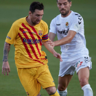 Messi, amb Javi Bonilla durant el Barça-Nàstic.