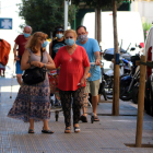 Vecinos del barrio de la Torrassa de l'Hospitalet paseando por la calle.