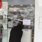 La Farmacia Piqué de Reus ha colocado protecciones y carteles que piden pagar con tarjeta y lavarse las manos