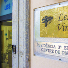 Entrada principal en la Residència Les Vinyes, en el centro de Falset.