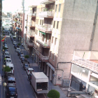 La calle Abat Llort de Valls, con un vehículo de la Policía Local en la parte inferior. Es una de las zonas donde se investigan ocupaciones por parte de un grupo de jóvenes delincuentes.