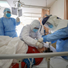 Personal médico tratando un paciente afecatt por COVID-19 en un hospital de Wuhan.