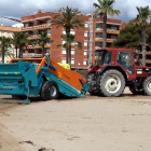 La nueva máquina de la empresa BeachTrotters que desinfecta las playas de virus en su presentación en Torredembarra.