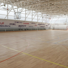 L'equipament té 2.245 metres quadrats i una pista poliesportiva de 22x44 metres.