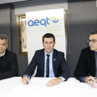 El presidente del AEQT, Rubén Folgado, al centro de la imagen, con el vicepresidente primero, Rodrigo Cannaval, y el vicepresidente segundo, Ignasi Cañagueral, en la sede de la entidad en Tarragona.