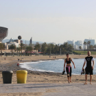 Ciutadans a les platges de Barcelona en la seva obertura
