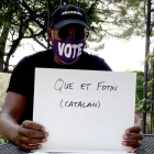 Imagen del actor con el mensaje en catalán dirigido a Donald Trump.