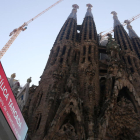 Façana de la Sagrada Família amb un cartell que informa que el temple roman tancat (entre setmana).