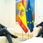 El presidente del gobierno español, Pedro Sánchez, y el líder del PP, Pablo Casado, reunidos en La Moncloa.