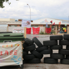 Plano general del acceso a la fábrica de Saint-Gobain en l'Arboç, bloqueado con neumáticos con motivo de la huelga indefinida de los trabajadores.