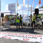 Pla general dels representants sindicals durant la lectura del manifest a les portes de la fàbrica Saint Gobain a l'Arboç en la manifestació per denunciar el tancament d'una divisió de la planta