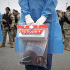 Sanitarios y soldados peruanos preparados por una acción de cribado del coronavirus.