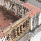 Estat de la balustrada de l'edifici del Metropol, on se sospita es troba l'origen del despreniment.