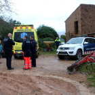 Imatge d'un cotxe dels Mossos i una ambulància a la masia on s'ha trobat l'home de 80 anys a Begues.
