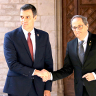 Los presidentes Quim Torra y Pedro Sánchez encajan la mano antes de reunirse en el Palau de la Generalitat.