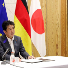 El primer ministre japonès, Shinzo Abe, en una videoconferència aquest divendres a Tòquio