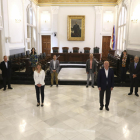 El alcalde de Reus, Carles Pellicer, con los portavoces de todos los grupos municipales y representantes de agentes sociales y económicos, en la presentación de un plan para reactivar la economía de la ciudad.